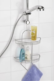 Drahtregal für die Dusche mit zwei Ablagen, gefüllt mit Duschgel und Shampoo, und einem Handtuchhalter, seitliche Perspektive.