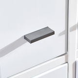 Nahaufnahme eines modernen, grauen Griffs an einer weißen Bürokombination.