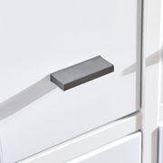 Nahaufnahme eines modernen, grauen Griffs an einer weißen Bürokombination.