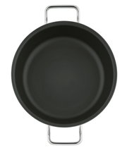 Schwarze runde Bratpfanne mit zwei silbernen Griffen, Draufsicht von oben auf weißem Hintergrund