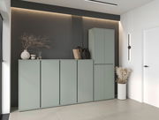 Moderner XXL-Schuh- und Mehrzweckschrank in einem stilvollen Raum, seitliche Perspektive