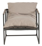 Moderner Lounge-Sessel mit beigem Kissen, frontal fotografiert.