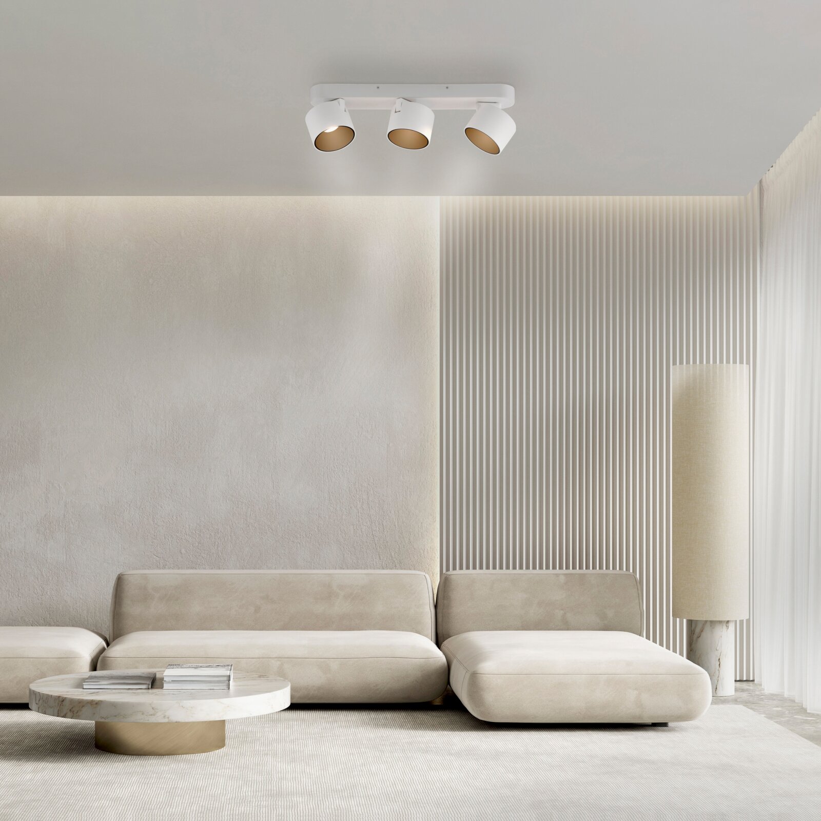 Moderner LED-Spot mit drei verstellbaren Leuchten, an der Decke eines stilvollen Wohnzimmers montiert, Perspektive von unten.