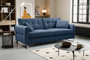 Blaues 3-Sitzer-Stoffsofa mit gesteppter Rückenlehne, zwei Kissen und verchromten Metallfüßen im modernen Wohnzimmer, Ansicht schräg von vorne.
