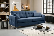Blaues 3-Sitzer-Stoffsofa mit gesteppter Rückenlehne, zwei Kissen und verchromten Metallfüßen im modernen Wohnzimmer, Ansicht schräg von vorne.