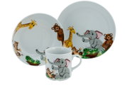 Kinder-Geschirrset aus Porzellan mit Tasse und zwei Tellern, bedruckt mit Dschungeltieren (Elefant, Giraffe, Affe, Bär, Krokodil), freigestellt auf weißem Hintergrund, Ansicht schräg von vorn.