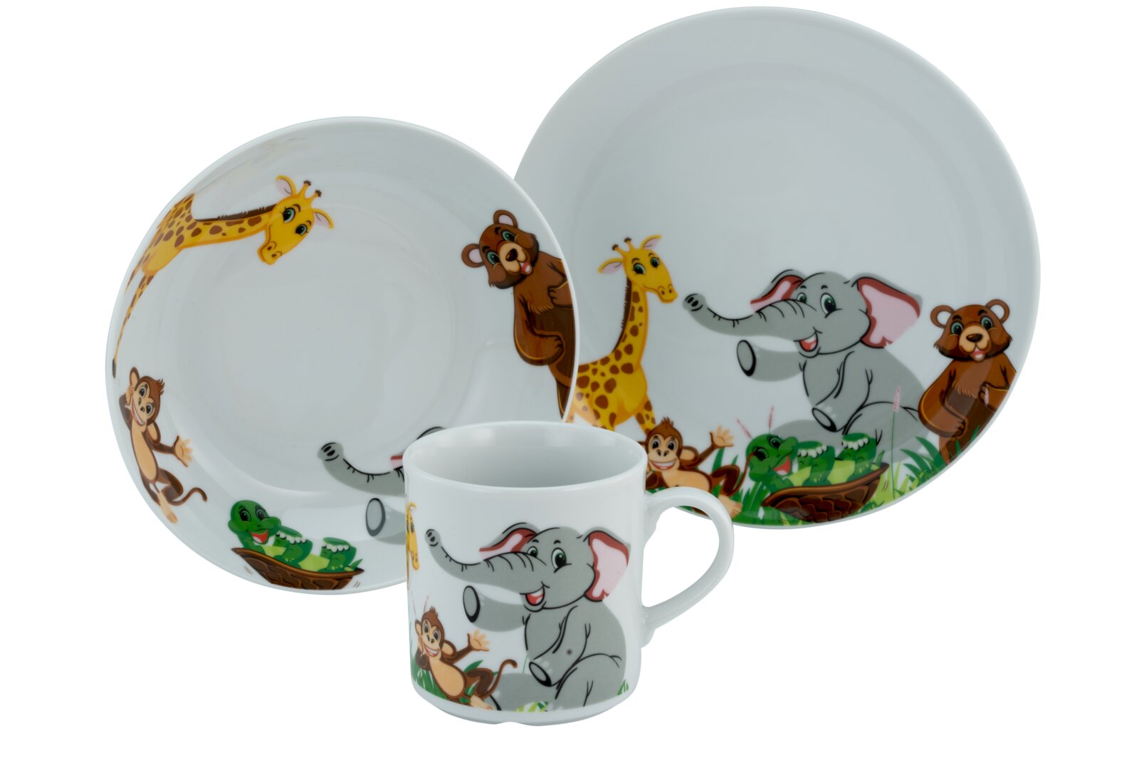 Kinder-Geschirrset aus Porzellan mit Tasse und zwei Tellern, bedruckt mit Dschungeltieren (Elefant, Giraffe, Affe, Bär, Krokodil), freigestellt auf weißem Hintergrund, Ansicht schräg von vorn.