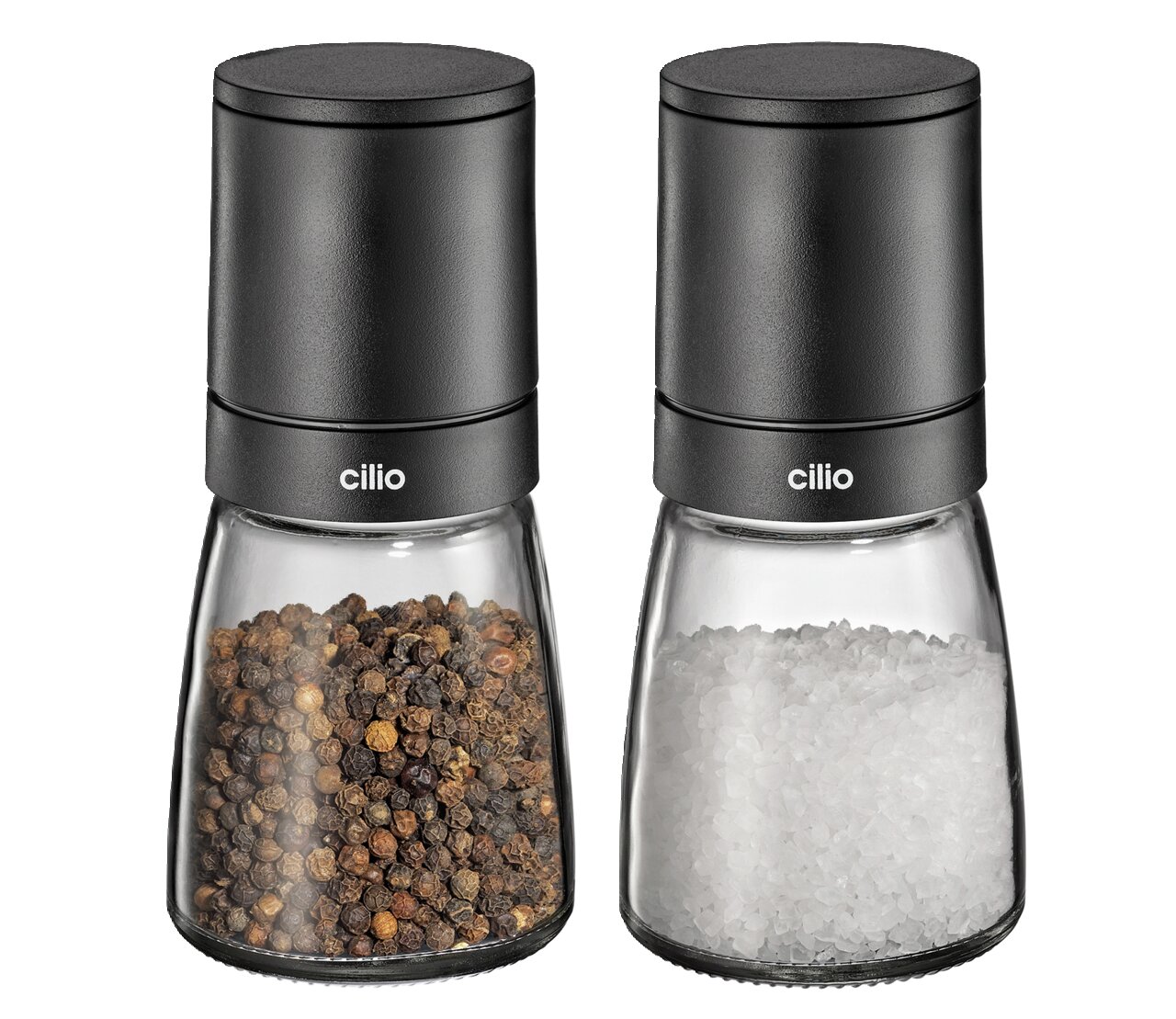 Zwei schwarze Pfeffer- und Salzmühlen im Set, frontal abgebildet. Links gefüllt mit Pfefferkörnern, rechts mit grobem Salz.