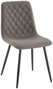 Grauer Stuhl mit rautenförmiger Steppung auf der Rückenlehne und schwarzen Metallbeinen, seitliche Perspektive