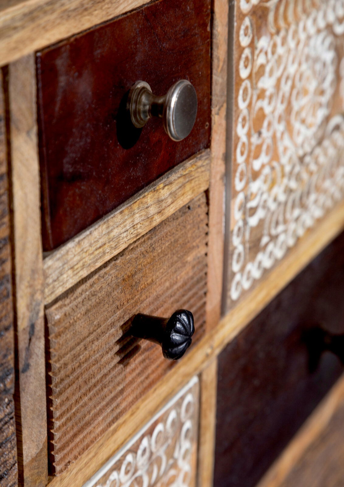 Landscape Sideboard PUNO Nahaufnahme eines Sideboards mit verschiedenen Holzschubladen und dekorativen Knöpfen, seitliche Perspektive