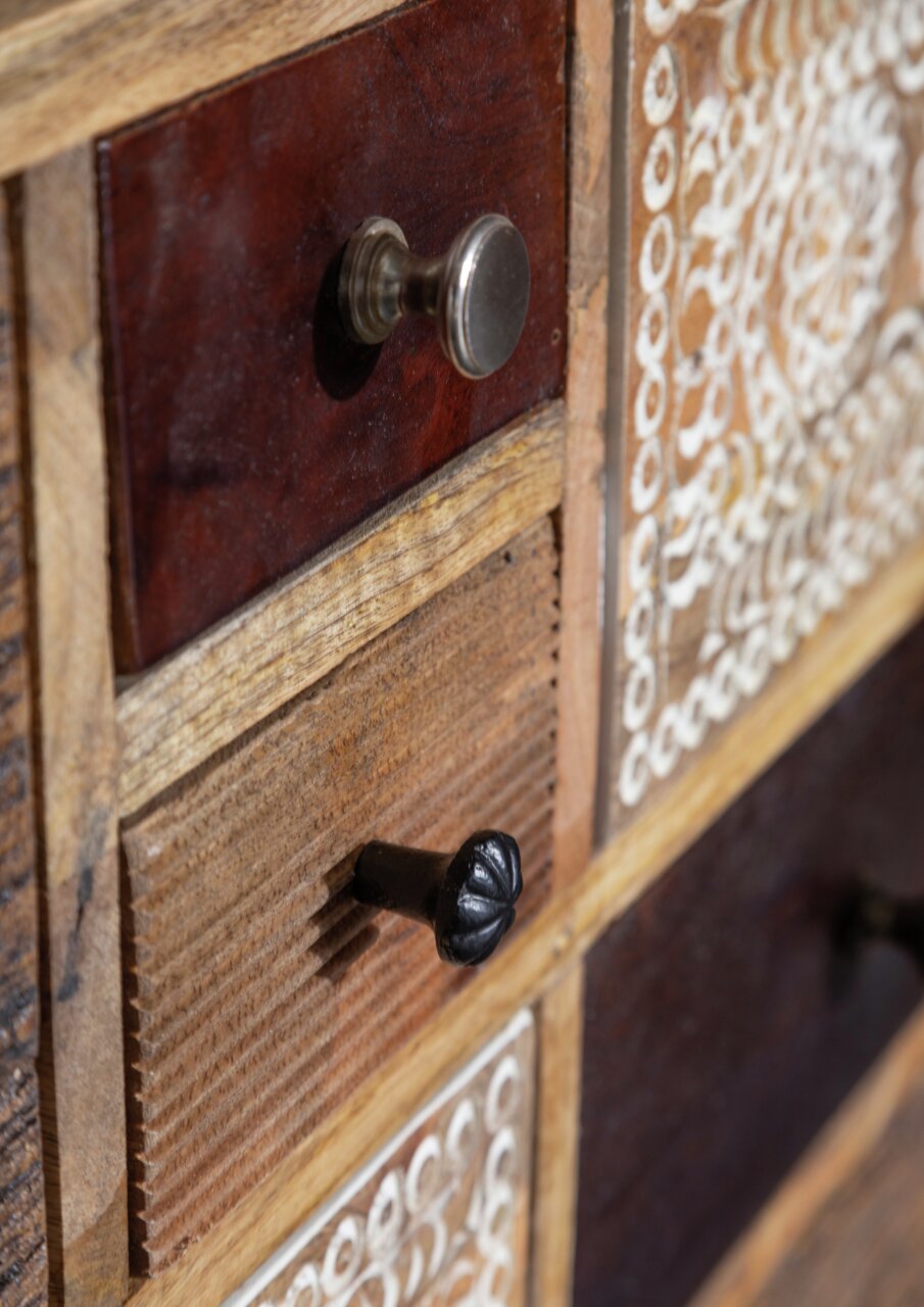 Landscape Dressoir PUNO Nahaufnahme eines Sideboards mit verschiedenen Holzschubladen und dekorativen Knöpfen, seitliche Perspektive