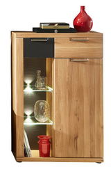 Vitrine II aus Holz mit Glastüren, LED-Beleuchtung und dekorativen Objekten, frontal betrachtet.