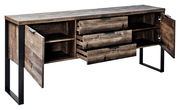 Rustikales Sideboard aus Holz mit Metallbeinen, offene Schubladen und Türen, seitliche Perspektive