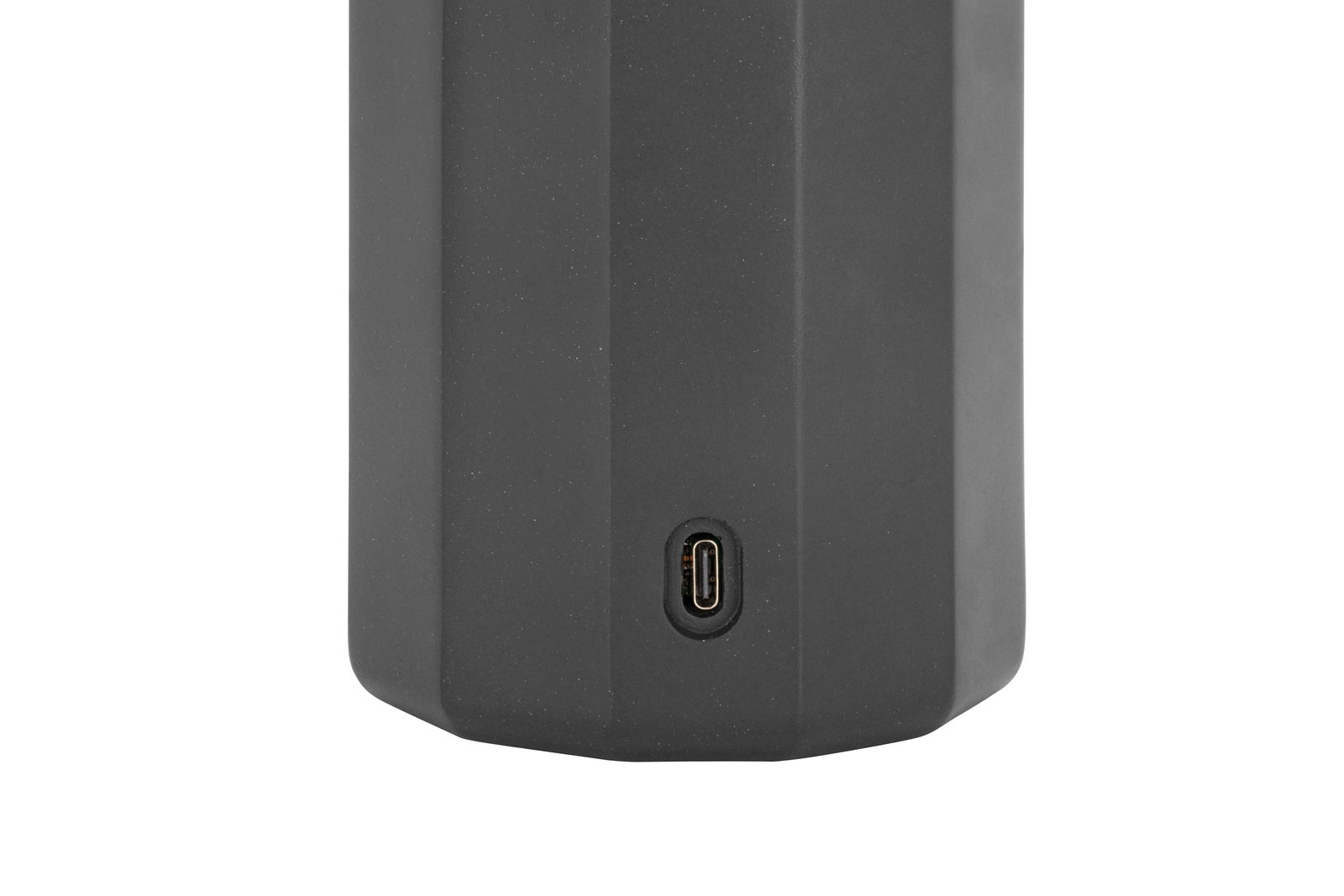 Nahaufnahme der Unterseite einer Akku-Tischleuchte mit USB-C-Anschluss.