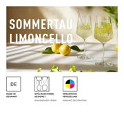 Zwei elegante Weingläser mit Limoncello-Motiv und Zitronen im Hintergrund, seitliche Perspektive.