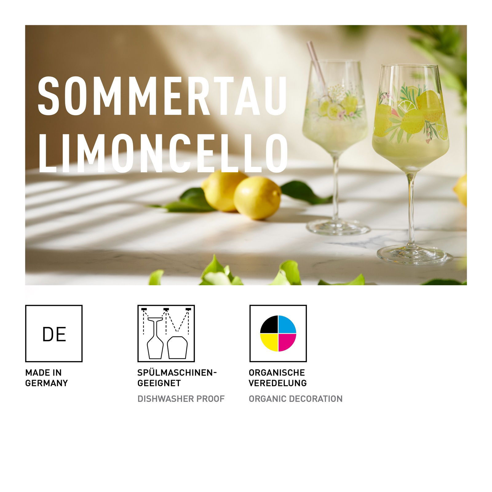 Zwei elegante Weingläser mit Limoncello-Motiv und Zitronen im Hintergrund, seitliche Perspektive.
