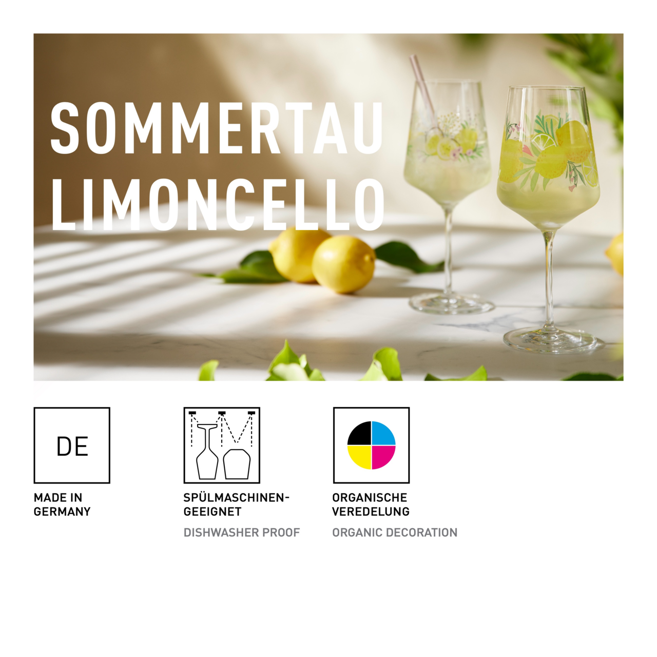 Zwei elegante Weingläser mit Limoncello-Motiv und Zitronen im Hintergrund, seitliche Perspektive.