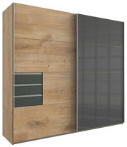 Schwebetürenschrank mit zwei Türen, eine in Holzoptik und die andere in dunklem Glas, mit seitlicher Perspektive.