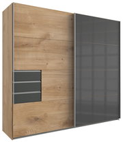 Schwebetürenschrank mit zwei Türen, eine in Holzoptik und die andere in dunklem Glas, mit seitlicher Perspektive.