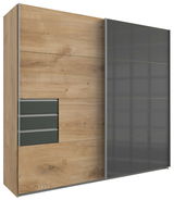 Schwebetürenschrank mit zwei Türen, eine in Holzoptik und die andere in dunklem Glas, mit seitlicher Perspektive.