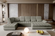 Modernes, hellgraues U-förmiges Lounge-Ecksofa mit gesteppter Sitzfläche und verstellbaren Rückenlehnen in einem eleganten Wohnzimmer, Frontansicht auf Augenhöhe