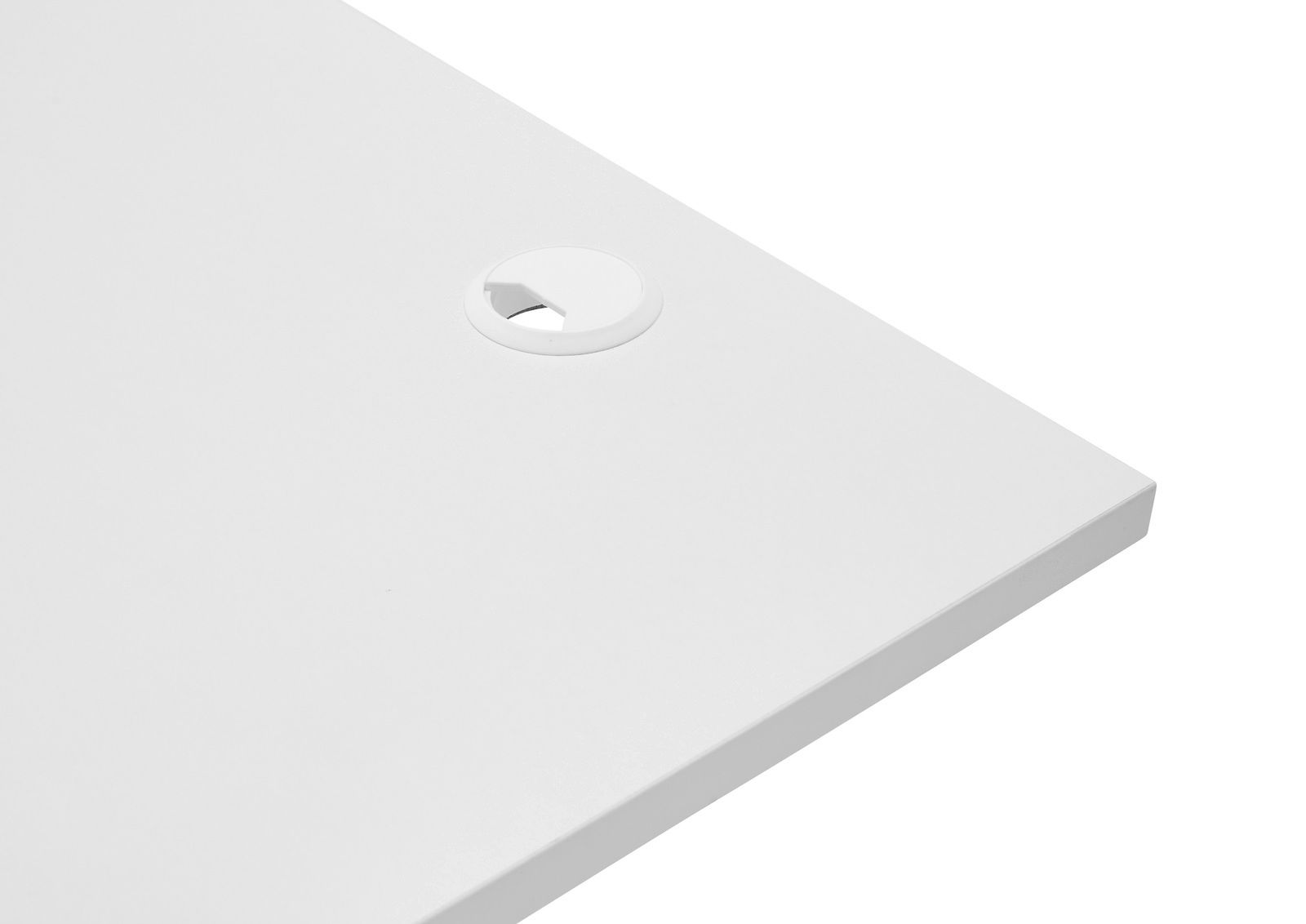 Weiße Tischplatte mit Kabeldurchlass, perspektivisch von oben rechts fotografiert.