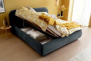 Polsterbett mit hochgeklappter Matratze und Stauraum darunter, seitliche Perspektive