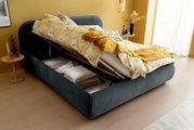 Polsterbett mit hochgeklappter Matratze und Stauraum darunter, seitliche Perspektive