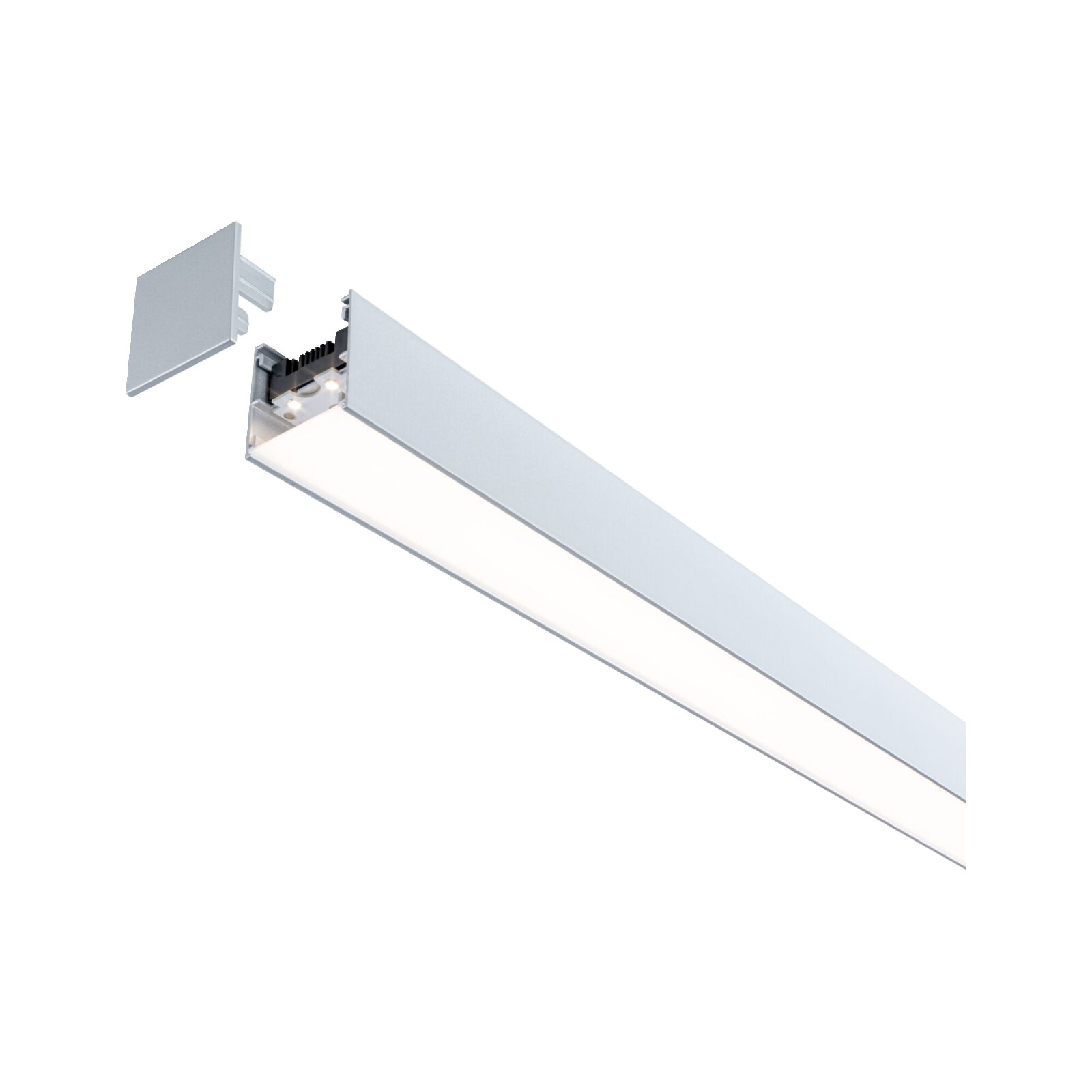 Silberne lineare LED-Leuchte/Profil mit opaler Abdeckung und abgenommener Endkappe, schräg von unten im Detail auf weißem Hintergrund fotografiert