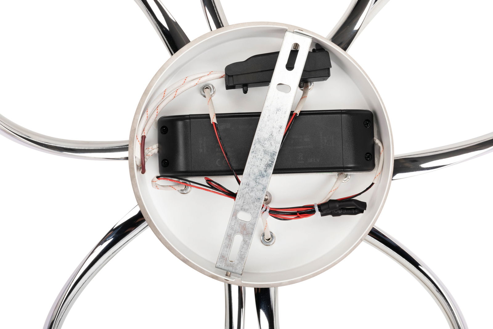 Ansicht von unten auf die LED-Deckenleuchte mit sichtbaren Kabeln und Metallhalterung.