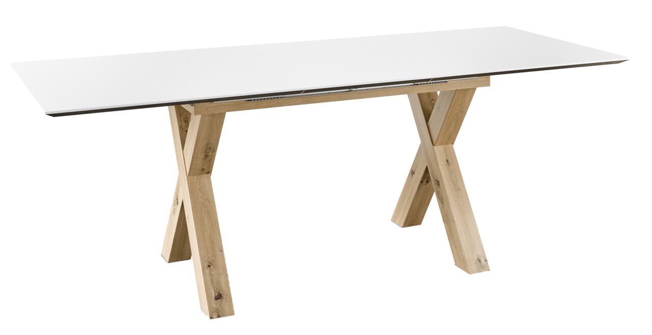 Moderner Esstisch mit weißer Tischplatte und X-förmigen Holzbeinen, seitliche Perspektive