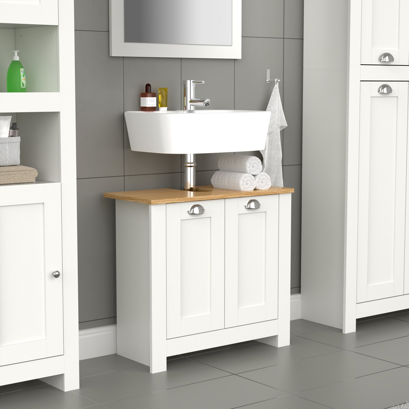 Weißer Badezimmer-Waschtisch mit Holzplatte, Aufsatzwaschbecken und Chromarmatur, frontale Perspektive im modernen Bad mit grauen Fliesen