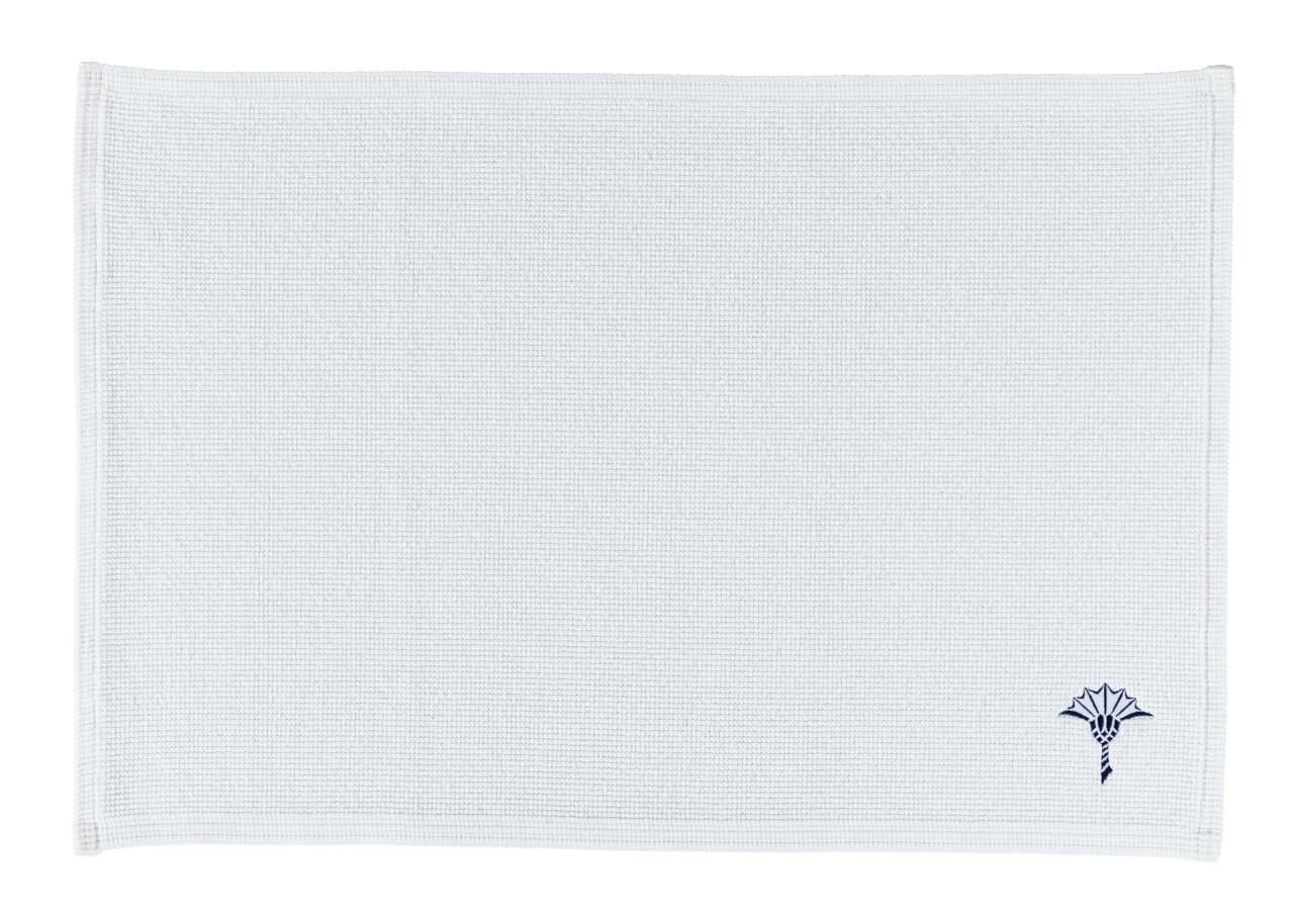 Weißer Badteppich 50 x 70 cm mit gesticktem Muster in der Ecke, Draufsicht