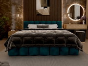 Frontale Ansicht eines eleganten Polsterbettgestells in einem stilvoll eingerichteten Schlafzimmer mit grüner Polsterung und moderner Dekoration.