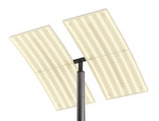 Close-up van de staande lamp ANDY met twee rechthoekige, verlichte ledpanelen, gefotografeerd vanuit een schuin perspectief.