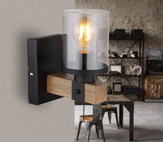 Moderne Wandleuchte mit Glaszylinder und Holzdetails, seitliche Perspektive