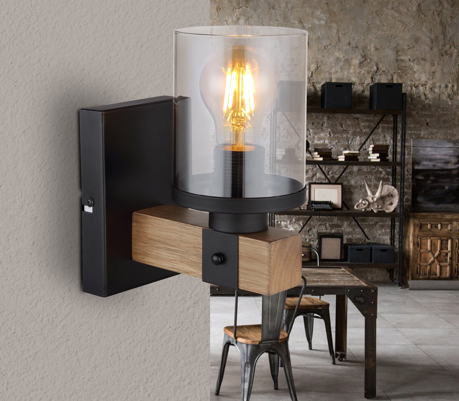 Moderne Wandleuchte mit Glaszylinder und Holzdetails, seitliche Perspektive