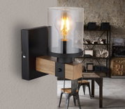 Moderne Wandleuchte mit Glaszylinder und Holzdetails, seitliche Perspektive