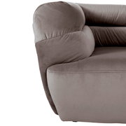 Nahaufnahme eines grauen Big-Sofas mit weicher Polsterung und abgerundeten Armlehnen, seitliche Perspektive.