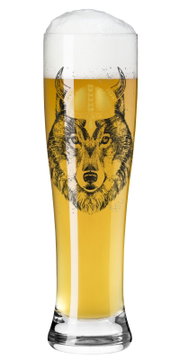 Hoog, slank bierglas met goudkleurig bier en dikke schuimkraag, met een zwarte illustratie van een wolf met Vikinghelm op de voorkant, frontaal aanzicht.