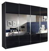 Schwarzer Schwebetürenschrank mit Spiegeln, frontal fotografiert, reflektiert ein stilvoll eingerichtetes Schlafzimmer.