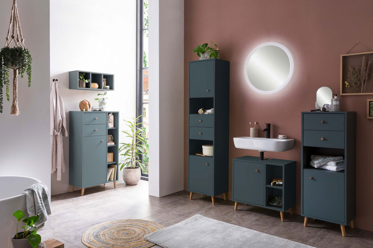 Moderner Badezimmer-Waschbeckenunterschrank in dunklem Blau mit Holzbeinen, frontal betrachtet, umgeben von passenden Schränken und Dekorationen in einem stilvollen Badezimmer.