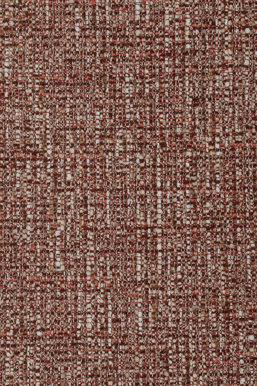 Nahaufnahme eines strukturierten, rot-braunen Stoffmusters, das für einen Armlehnstuhl verwendet wird.