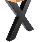 Nahaufnahme eines schwarzen Metallgestells in X-Form, das Teil einer Bank ist, seitliche Perspektive.