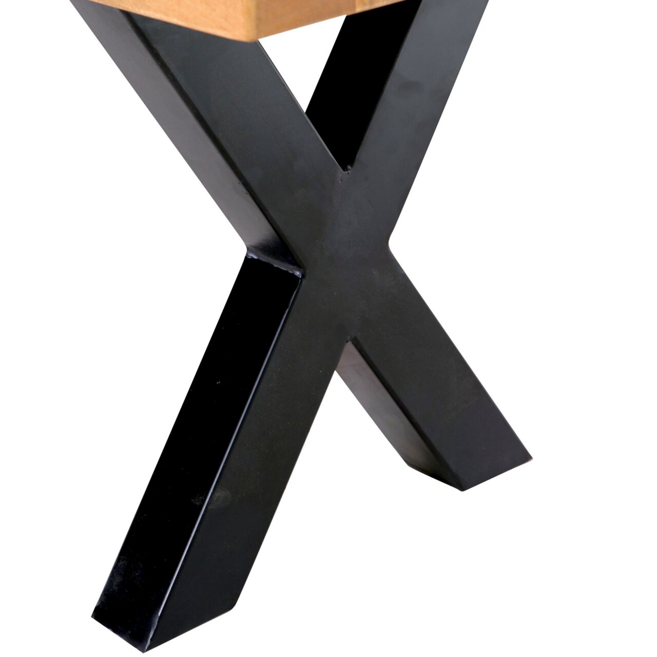 Nahaufnahme eines schwarzen Metallgestells in X-Form, das Teil einer Bank ist, seitliche Perspektive.