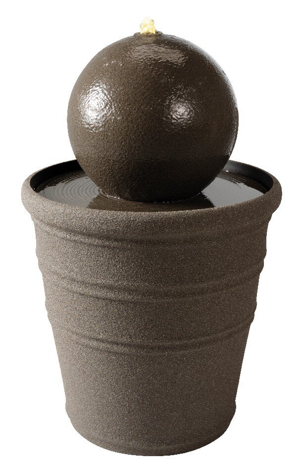 Brunnen aus recyceltem Kunststoff in Form eines Topfes mit einer Kugel oben, seitliche Perspektive