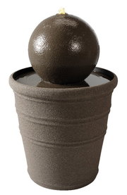 Brunnen aus recyceltem Kunststoff in Form eines Topfes mit einer Kugel oben, seitliche Perspektive