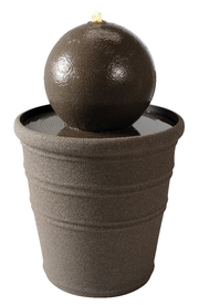 Brunnen aus recyceltem Kunststoff in Form eines Topfes mit einer Kugel oben, seitliche Perspektive