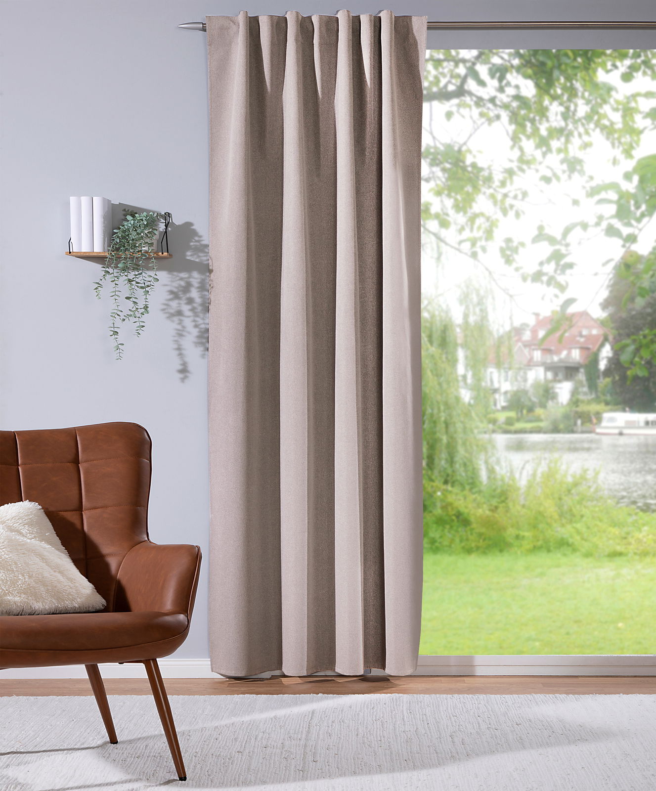 Beiger Verdunklungsvorhang in einem modernen Wohnzimmer, seitliche Perspektive, mit Blick auf einen Garten durch das Fenster.