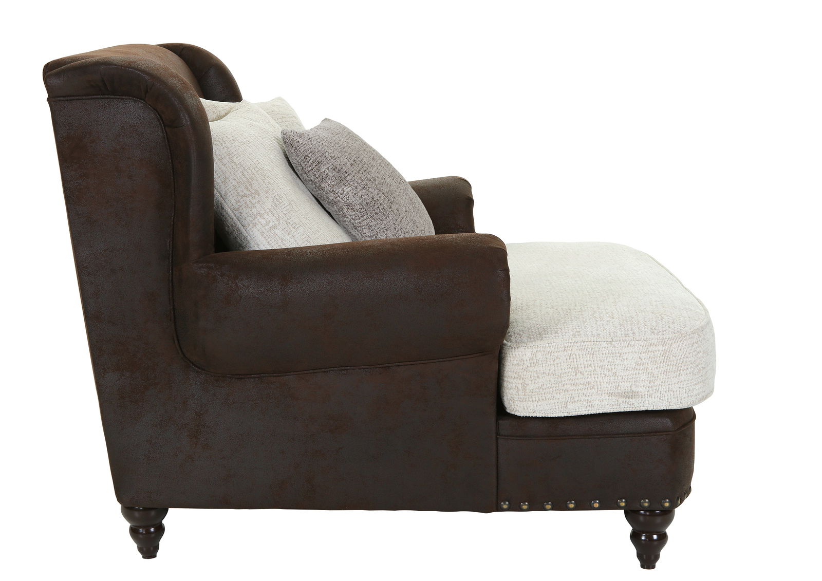 Seitenansicht eines Megaohrensessels mit braunem Lederbezug und hellen Kissen.